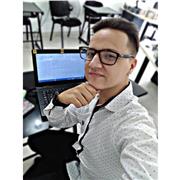 Profesor con conocimientos en Ciencias Sociales y otras áreas relacionadas imparte clases a Estudiantes